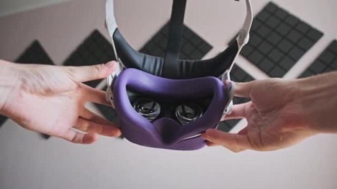 观点年轻人在家庭内部戴上VR头盔
