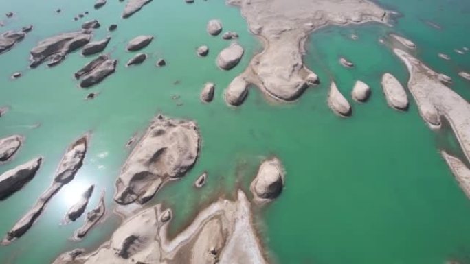中国青海乌苏特雅丹地质公园的空中缩小视图