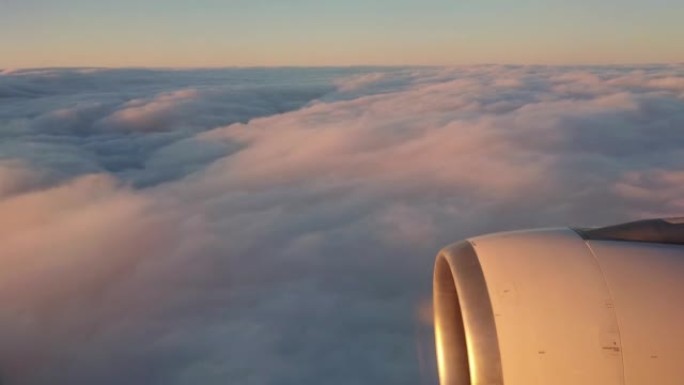 从喷气式飞机a330上的云层上方鸟瞰图。其中一个大引擎清晰可见