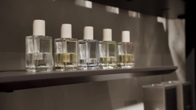 许多室内香水瓶，现代房间香水在舒适的公寓里。