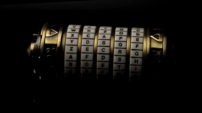 4k视频的金属密码筒由字母密码锁旋转在黑暗的背景概念，以解决困难的谜题，隐藏重要信息和密码保护的秘密