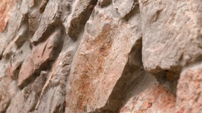 质地粗糙、粗糙生锈的棕色表面的石墙