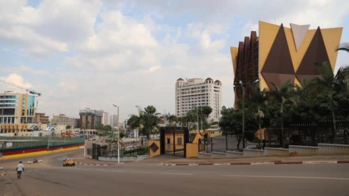 在美丽的晴天期间，喀麦隆首都雅温得中心的延时