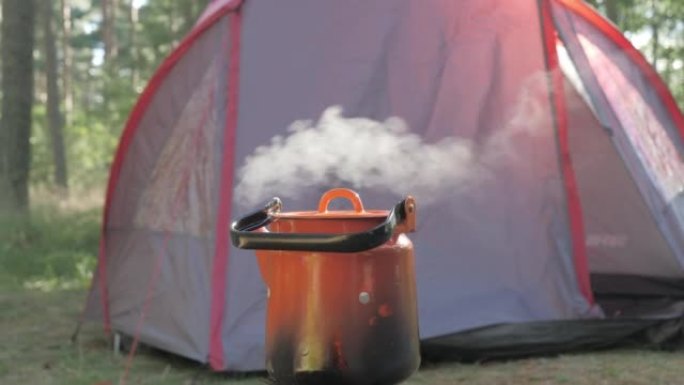 炉子背面的红色野营帐篷。