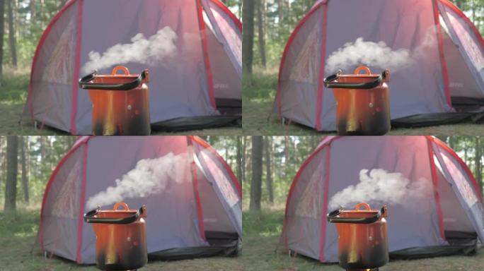 炉子背面的红色野营帐篷。