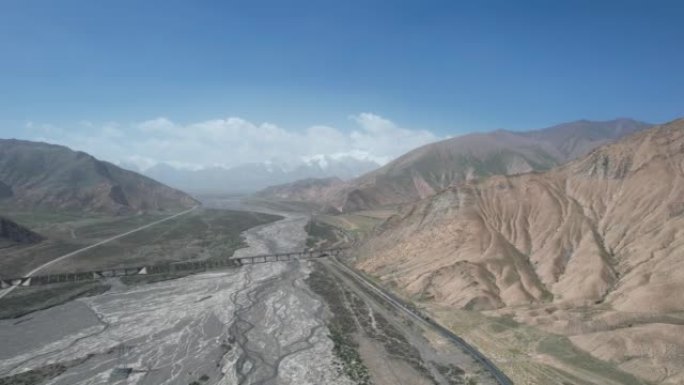 干涸河床向山的空中平移视图