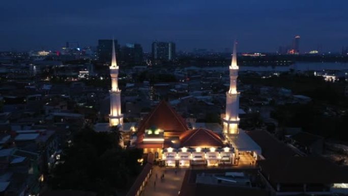巴塘清真寺夜间鸟瞰图。建于18世纪的雅加达巽他克拉帕