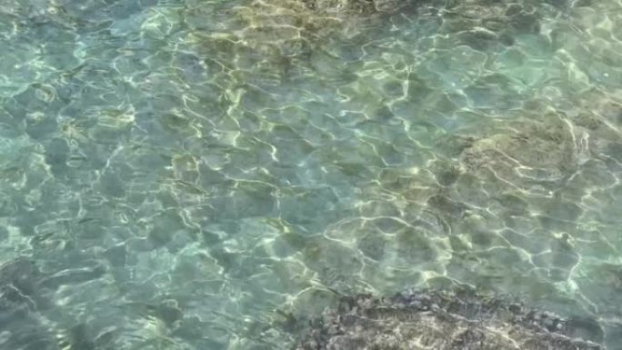 清晰的绿松石海水鸟瞰图。