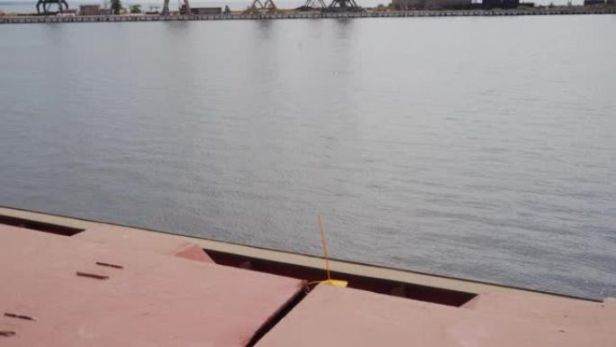 安装了黄色保护性铅封，用于在海港的海粮码头安全地用小麦锁定货舱。Logist expeditor s