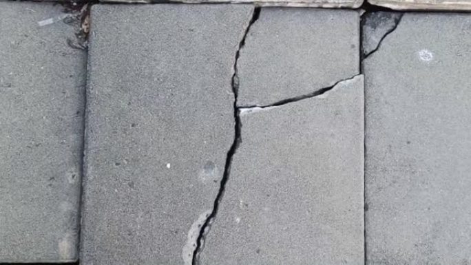 地震或不标准在街道道路上破裂的砖块地面