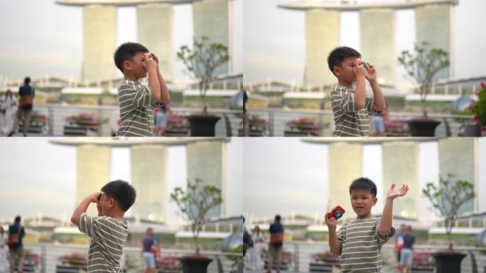 亚洲男孩带着相机在新加坡巡回演出