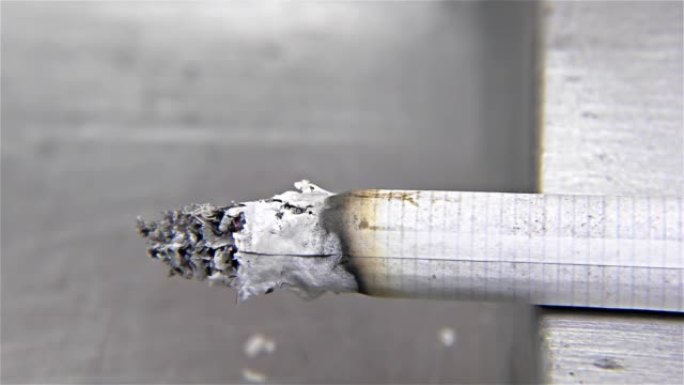 烟灰缸上的香烟燃烧-特写，细节，微距
