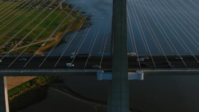 黎明时里斯本的Vasco da Gama桥的鸟瞰图和经过的周围的trafic