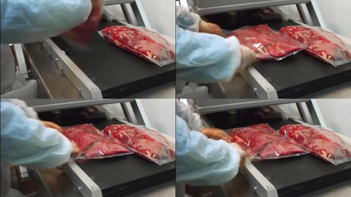 新鲜的牛肉原料装在真空玻璃纸塑料袋中。工业肉类加工厂。半成品在车间传送带上的生产线上
