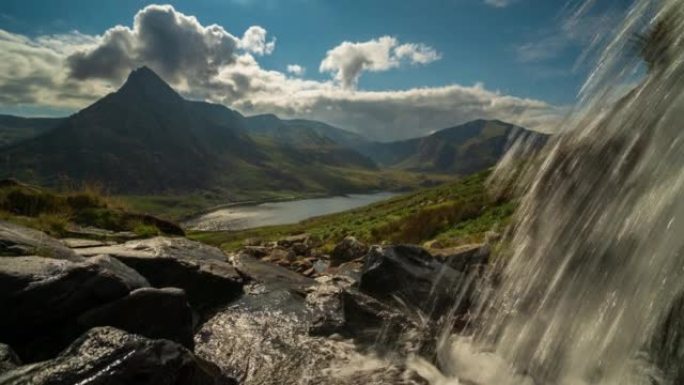Tryfan山，来自威尔士班戈格温妮德斯诺多尼亚的Afon Lloer和Llyn Ogwen的瀑布-