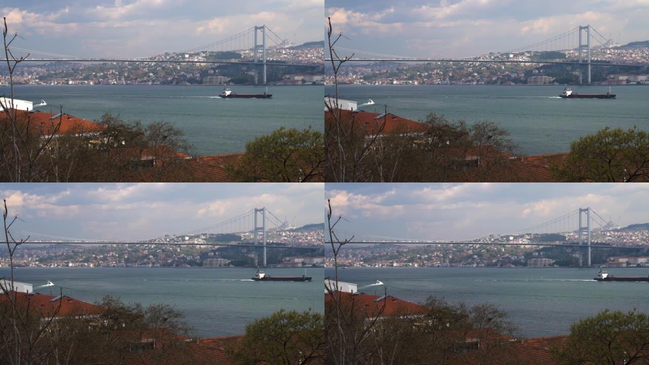 通过伊斯坦布尔博斯普鲁斯海峡的油轮