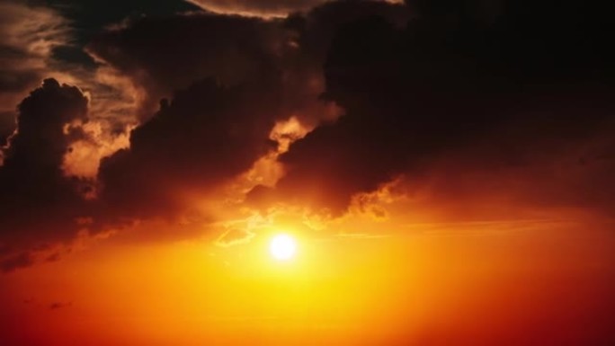 戏剧性的日落，天空中的阳光穿过橙色的层状云层，延时