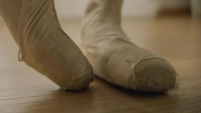 过度劳累的芭蕾舞鞋特写。
