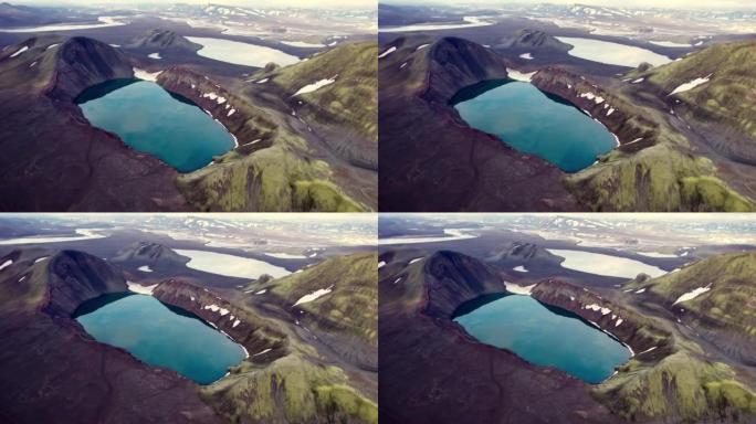 夏天在冰岛的冰岛高地上，壮观的Blahylur火山口和蓝湖