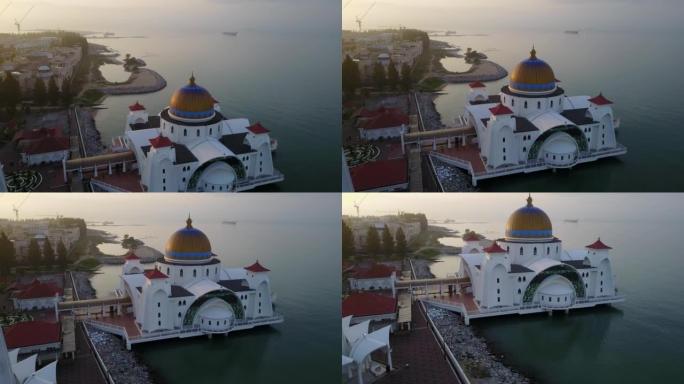 日落时雄伟的马六甲海峡清真寺的航拍镜头
