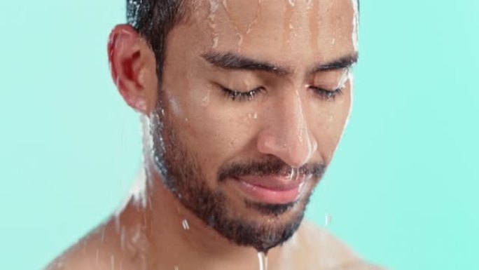 男人，脸和水从一个人的头在干净的卫生和新鲜放松淋浴对模型的背景。放松，缓解压力和男性享受放松的温暖液