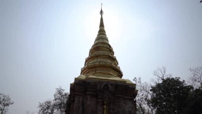 Wat Phra，Chom Kitti是它弯曲的chedi，其中包含佛陀遗物的碎片，该碎片被分割在泰