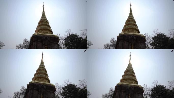Wat Phra，Chom Kitti是它弯曲的chedi，其中包含佛陀遗物的碎片，该碎片被分割在泰
