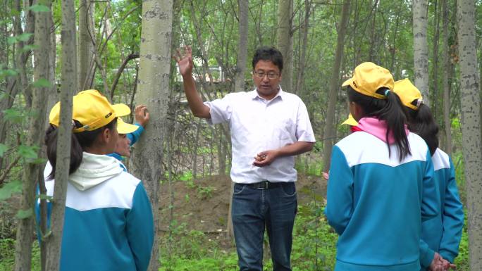 学生环保讲解 爱护环境课程 青春少年