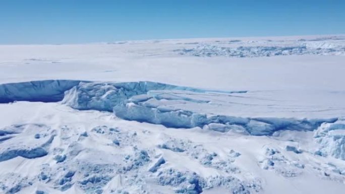 积雪覆盖的南极地表鸟瞰图飞行。