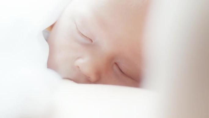 新生儿母乳喂养。刚出生的婴儿吃母乳和母亲在舒适的白色床上睡觉