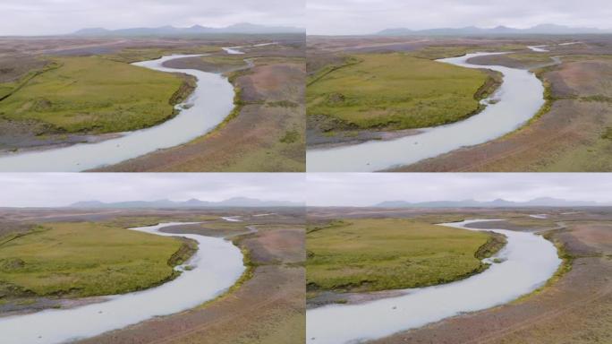 冰岛荒凉高地蜿蜒的桑达河的空中下降视图。