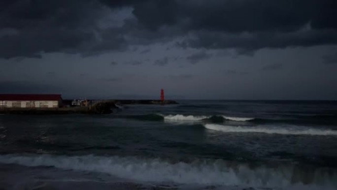 灯塔闪烁的夜海风景