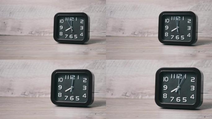 木桌上方形的指针时钟显示时间8小时