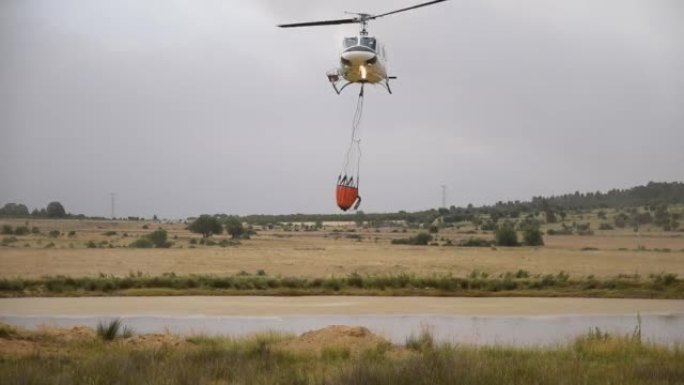 消防直升机在河中取水