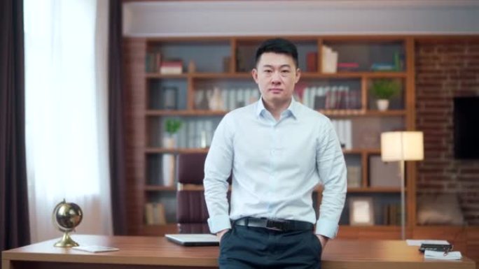 特写肖像严肃自信的亚洲人员工企业家办公室工作人员穿着衬衫室内现代办公室
