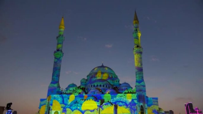 光明节期间沙迦酋长国的彩色清真寺