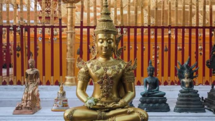 在泰国清迈的土素贴寺，佛教朝拜者在主塔周围行走，前景是一尊安详的佛像