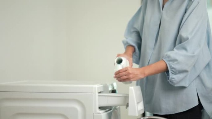 洗衣用织物柔软剂闻起来很香。在衣服上倒一些洗衣粉，然后放入洗衣机。
