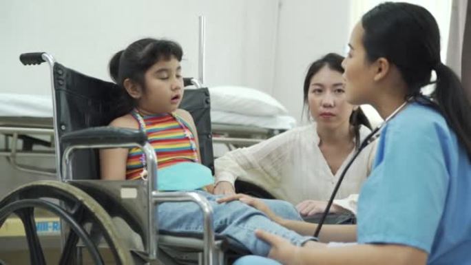 儿童医院哭着和医生谈她的腿痛