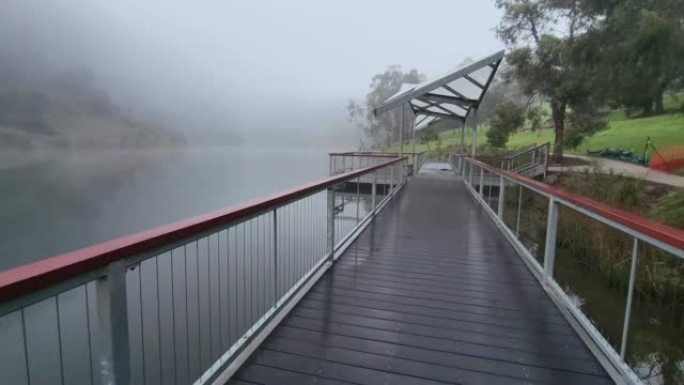 澳大利亚维多利亚州墨尔本Ferntree Gully湖岸上的木制码头