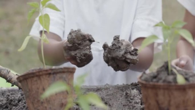 近距离儿童在种植后用脏手玩泥