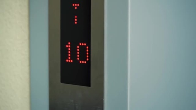 显示楼层号码的数字电梯监视器的特写。