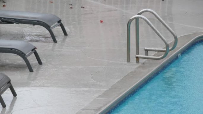 雨滴落在游泳池的水上，加利福尼亚汽车旅馆或酒店多雨