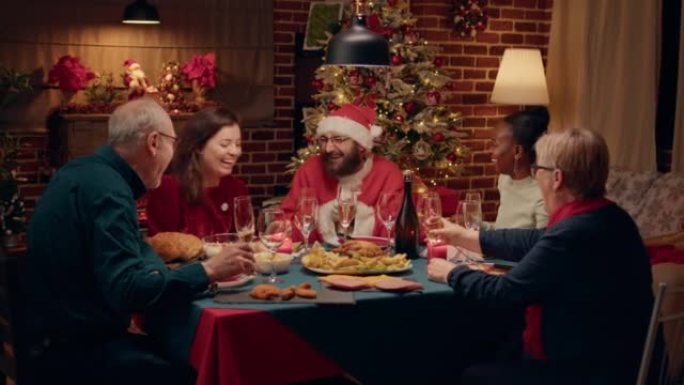 愚蠢的圣诞老人看起来像男人在圣诞晚宴上与家人交谈，一边敬酒