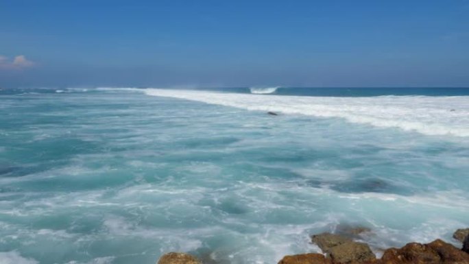 海浪在远处破裂，白水向岸边奔去，大射