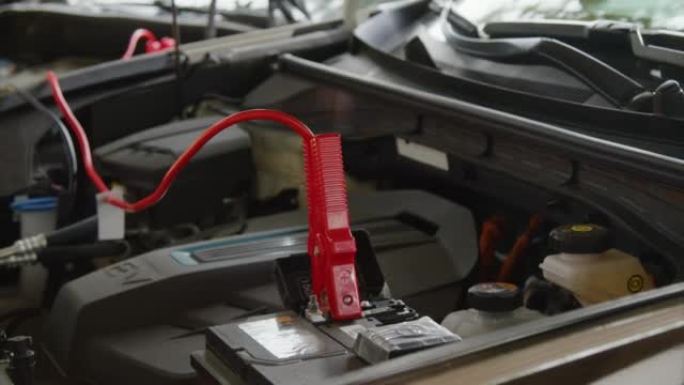 用起动机电缆连接到电池上的电池启动汽车