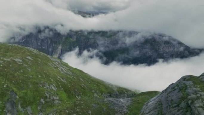 无人机穿越挪威山区的云层