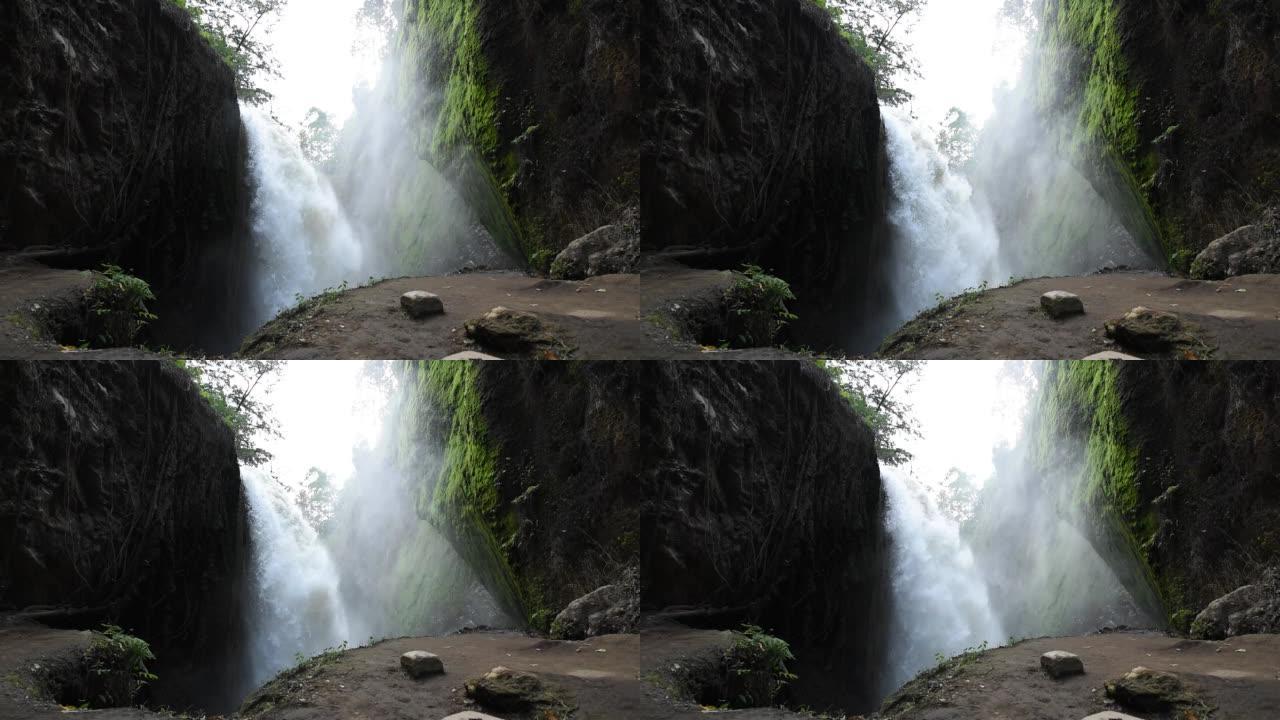 Blawan瀑布位于东爪哇省Sempol Bondowoso。布拉万瀑布位于Ijen火山口的苦河渗流