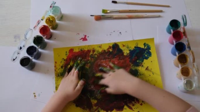 儿童用手指绘画。用指画绘画的想法。儿童发展。快乐的童年和儿童节的概念。