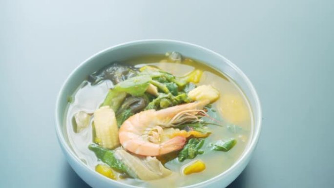 虾和蔬菜酸汤